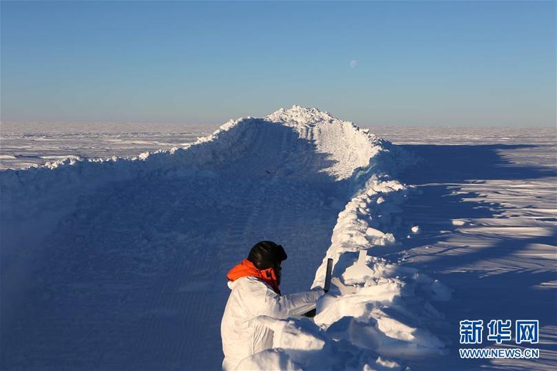 （“雪龙”探南极·图文互动）（1）特写：南极“白夜”采集雪坑样品记