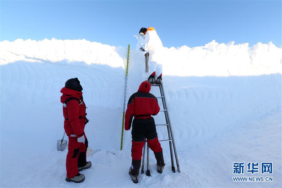 （“雪龙”探南极·图文互动）（4）特写：南极“白夜”采集雪坑样品记