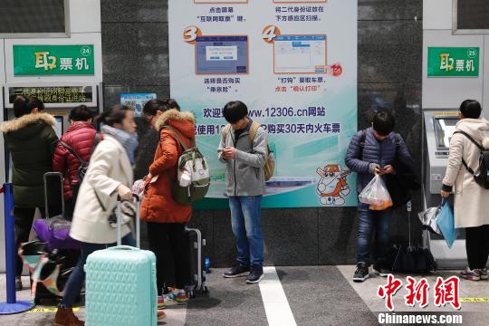 旅客在铁路上海站售票大厅排队购票。(资料照片) 殷立勤 摄