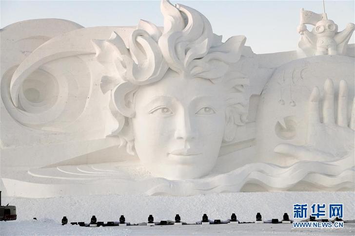 （社会）（1）哈尔滨：雪博会大型主塑《星河之旅》落成迎客