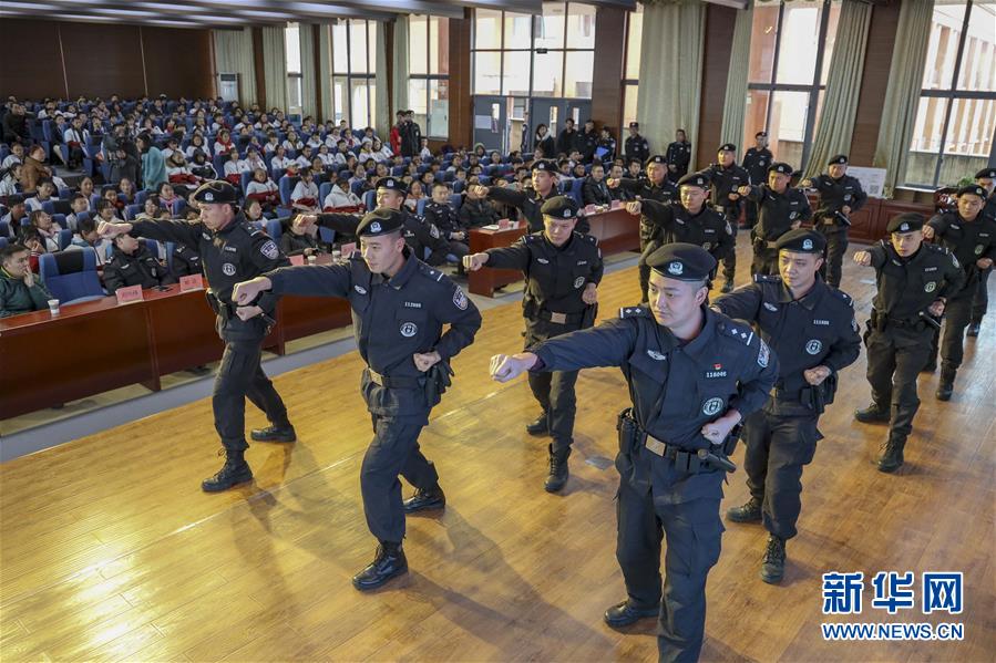 （新华网）（3）重庆：安全出行进校园 铁路警察来支招