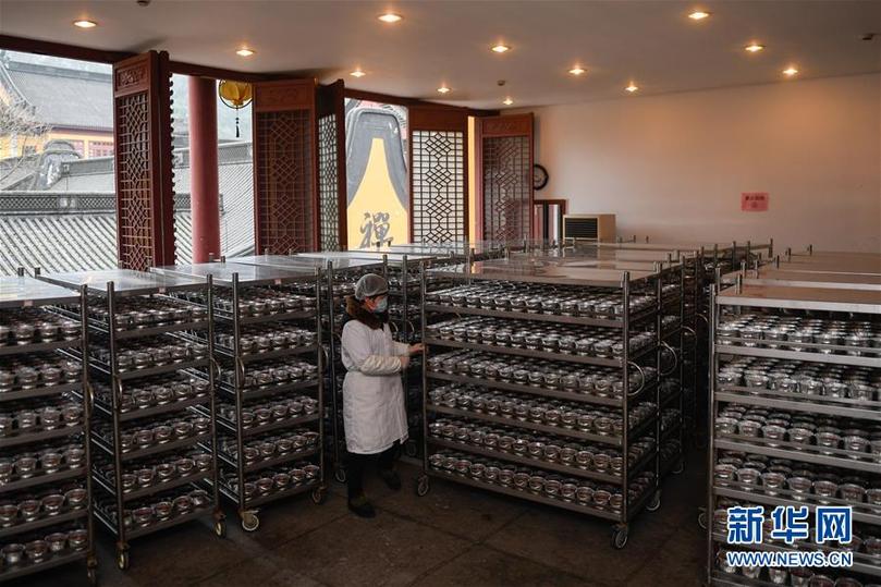 （社会）（1）杭州灵隐寺开熬腊八粥 将免费发放30万份