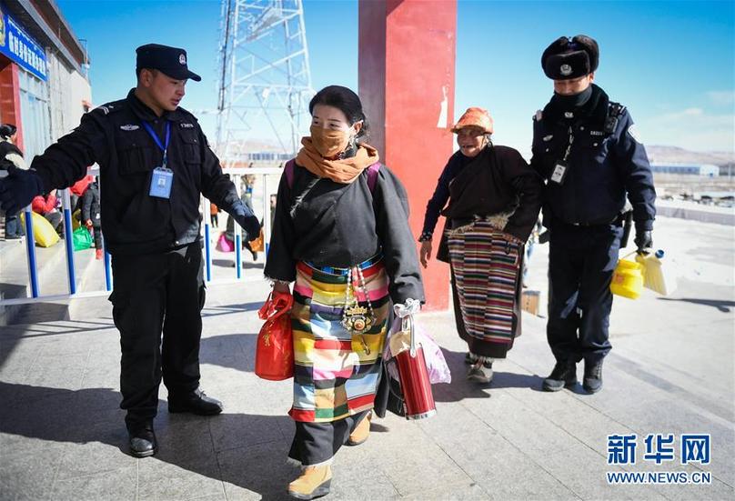 （社会）（1）西藏高海拔火车站出行忙