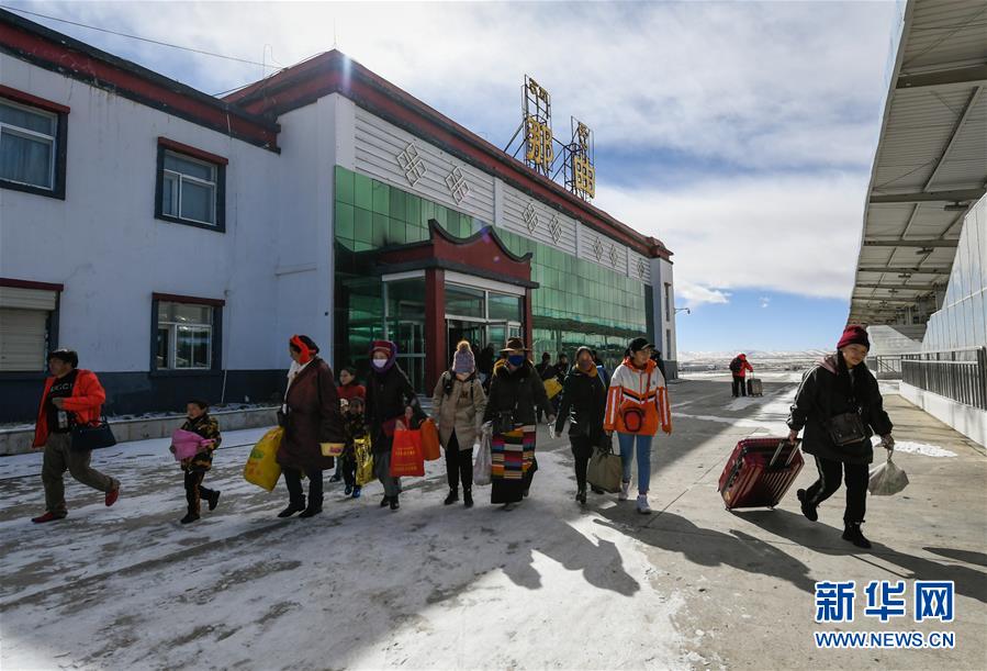（社会）（2）西藏高海拔火车站出行忙