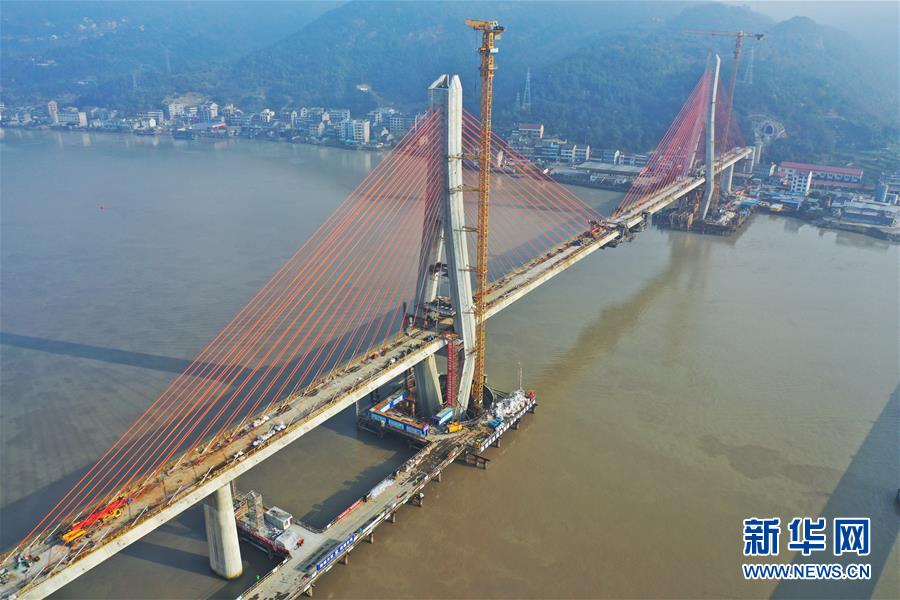 （经济）（1）浙江乐清湾港区铁路瓯江特大桥即将合龙
