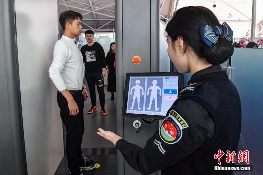 广州白云机场启用"自助智能安检通道"