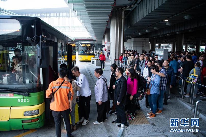 （XHDW）（1）港珠澳大桥澳门口岸迎来客流高峰