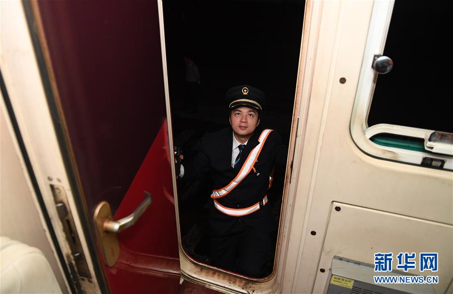 （关注春运·图片故事）（13）穿梭深夜的高铁“排雷人”