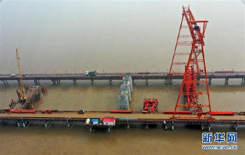 （经济）（3）郑济高铁郑州黄河特大桥首件连续钢桁梁顺利架设