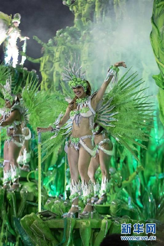 （国际）（4）里约狂欢节：特级组桑巴舞校开始巡游表演