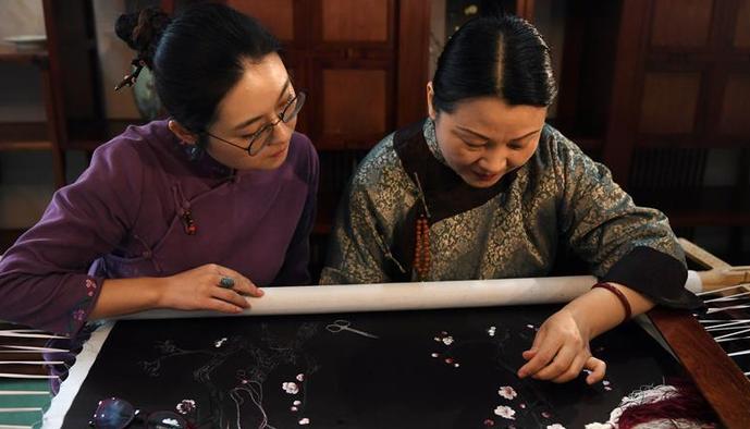 （图片故事）（1）江苏：母女传承苏绣技艺 传播中国文化