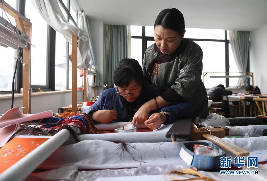 （图片故事）（2）江苏：母女传承苏绣技艺 传播中国文化