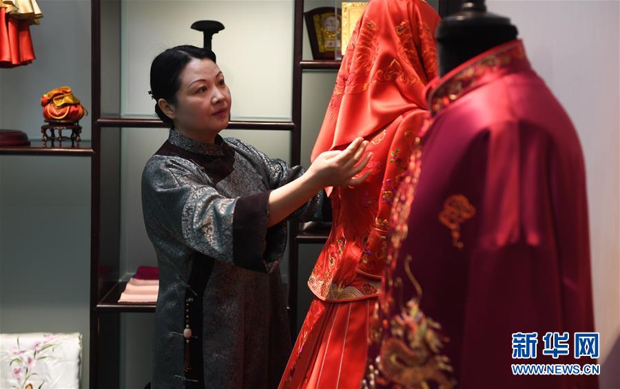 （图片故事）（4）江苏：母女传承苏绣技艺 传播中国文化