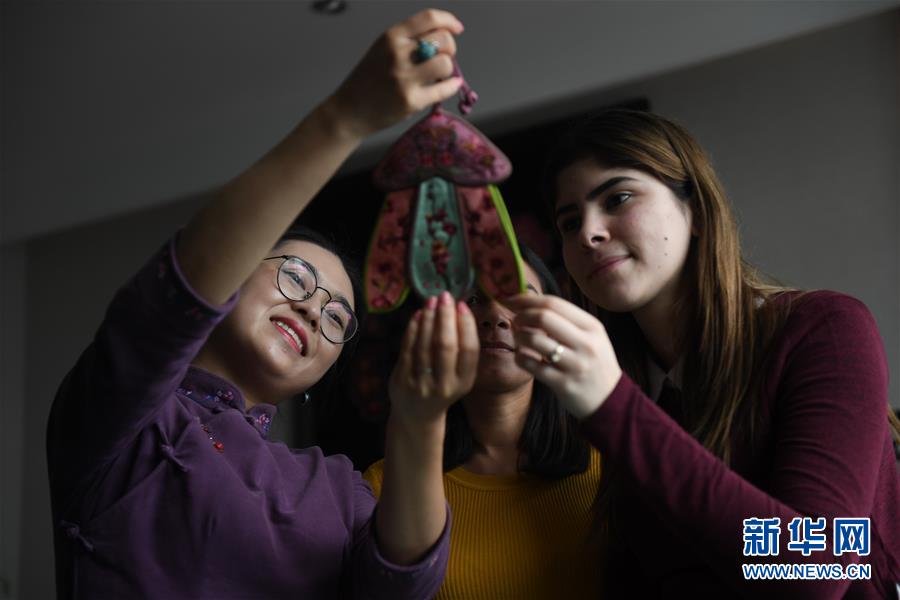 （图片故事）（5）江苏：母女传承苏绣技艺 传播中国文化