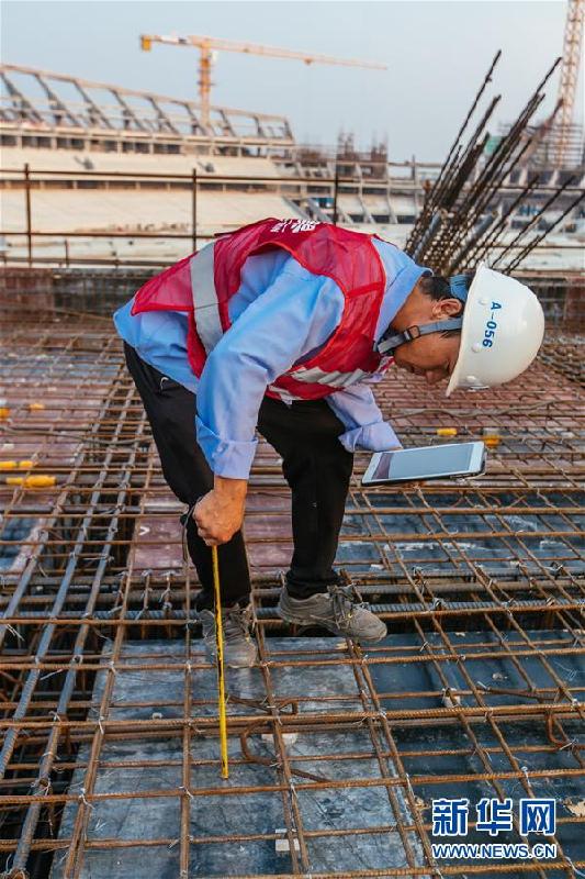 （国际·图文互动）（2）特写：中国援柬国家体育场工地上的“暴走哥”