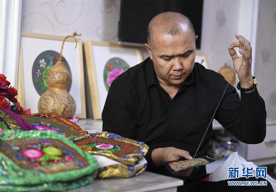 （社会）（4）新疆手艺人巧手装扮美好生活