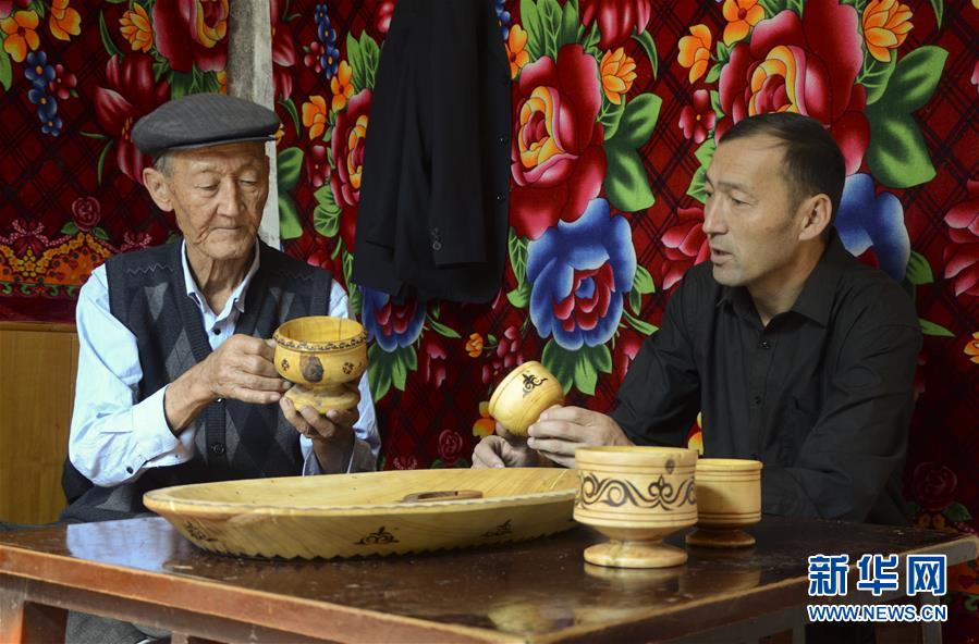 （社会）（5）新疆手艺人巧手装扮美好生活