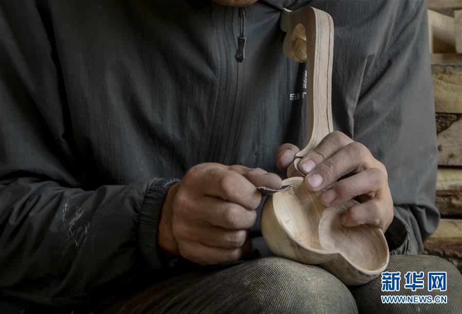 （社会）（13）新疆手艺人巧手装扮美好生活