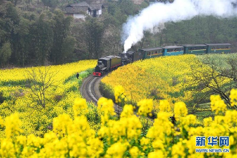 （镜观中国·新华社国内新闻照片一周精选）（9）“开往春天”的小火车