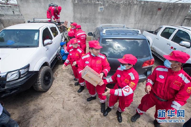 （国际）（1）中国救援队在莫桑比克灾区救助儿童