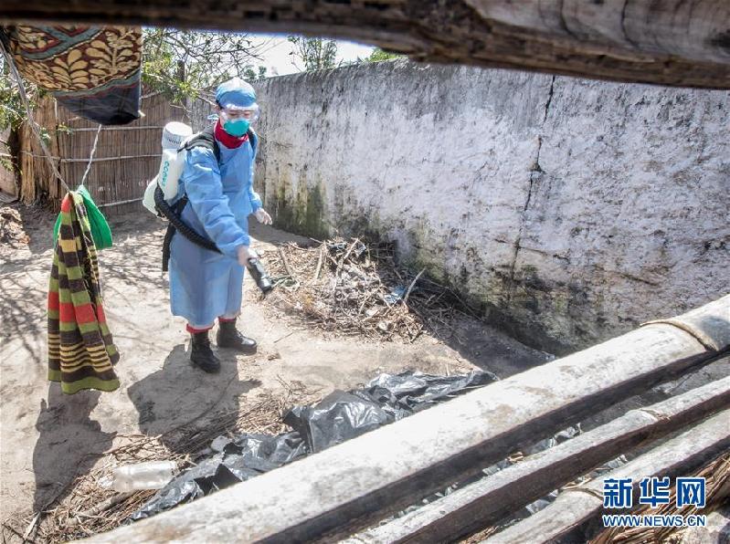 （国际）（2）中国救援队在莫桑比克灾区救助儿童