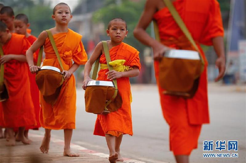 （XHDW）（7）老挝古都琅勃拉邦的传统布施