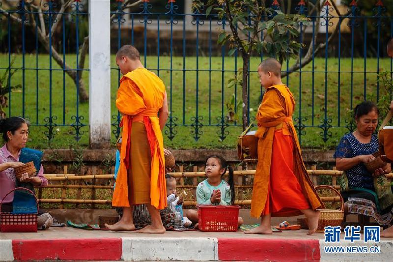 （XHDW）（2）老挝古都琅勃拉邦的传统布施