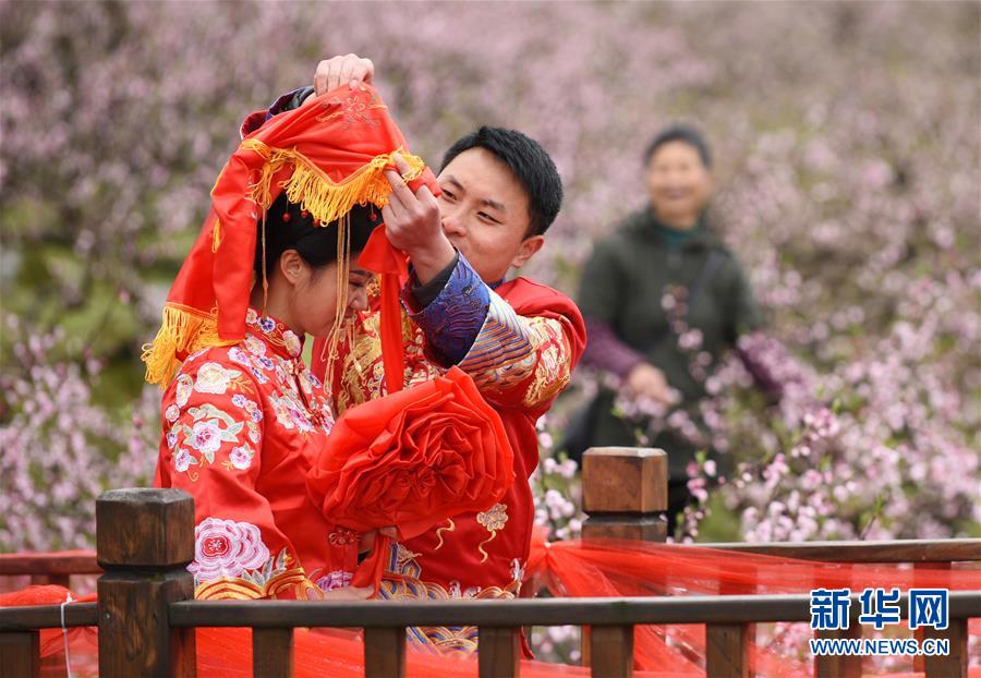 （社会）（7）贵州石阡：桃园里的集体婚礼