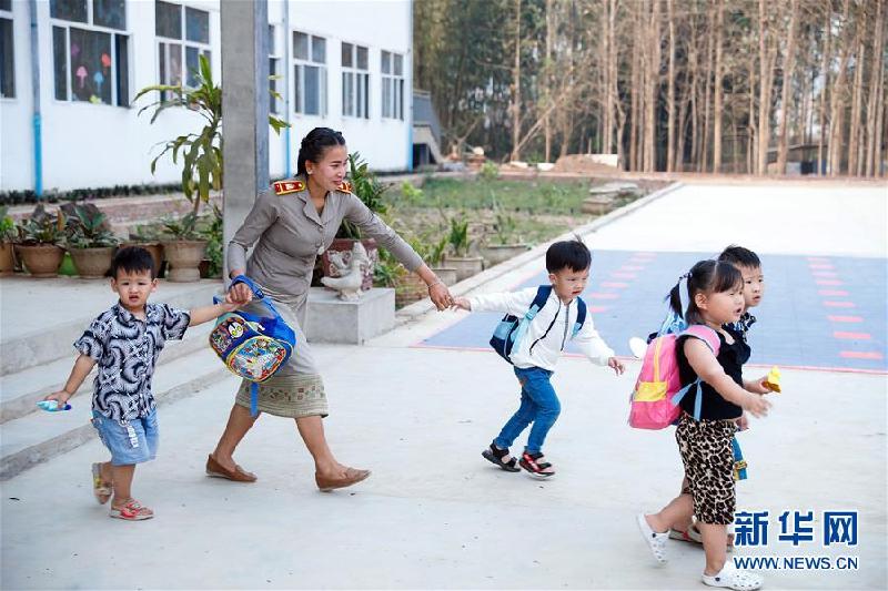 （国际·图文互动）（3）通讯：一所搭建中老友谊之桥的学校