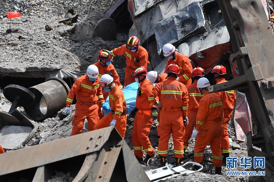 （新华网）（2）中铝物流运矿石火车事故已致4人死亡 