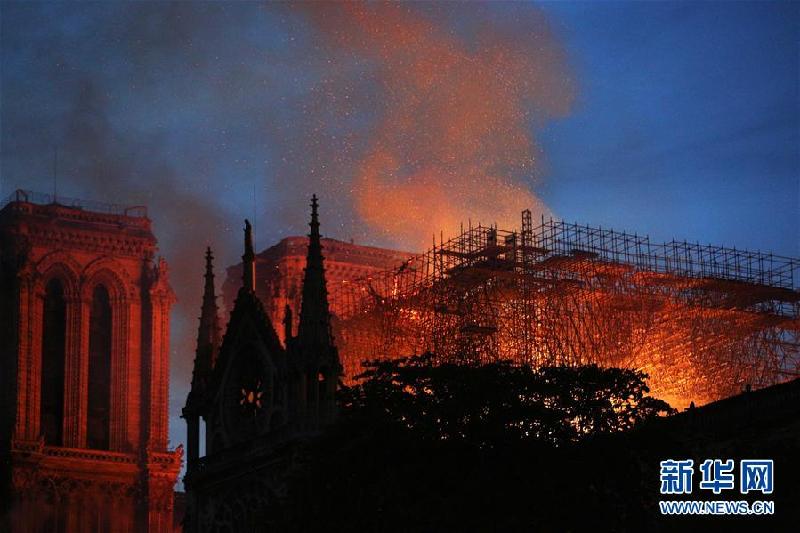 （国际）（1）巴黎圣母院发生大火 建筑损毁严重