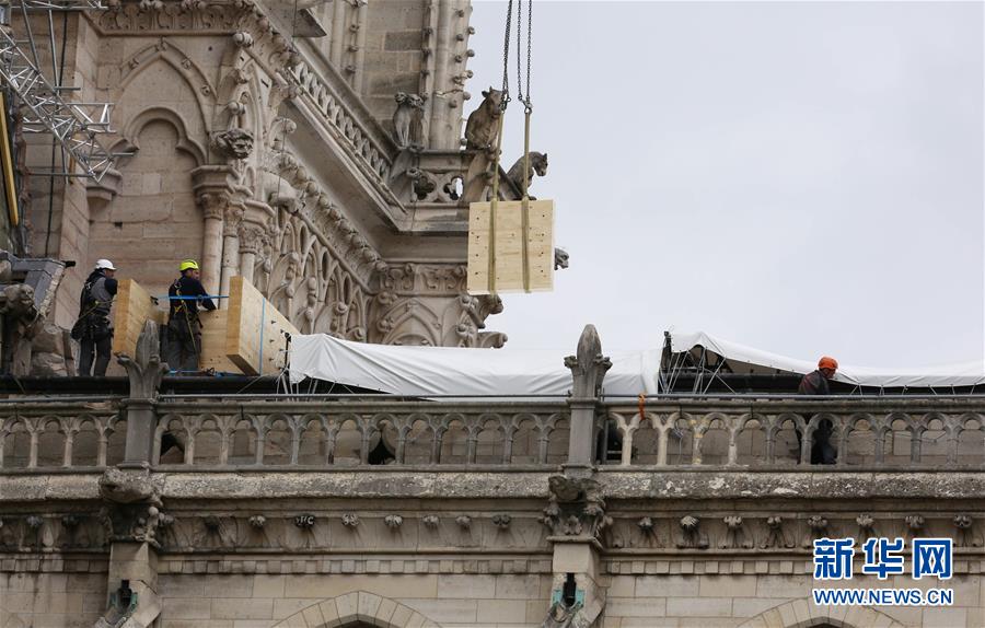 （国际）（1）巴黎圣母院紧急安装防雨装置