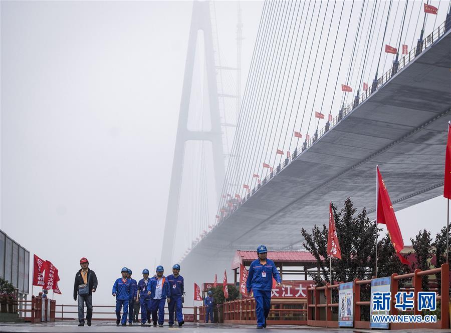 （经济）（3）武汉青山长江大桥顺利合龙