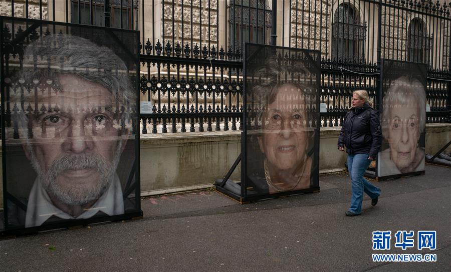 （国际）（4）“我们不会遗忘”二战纳粹大屠杀幸存者肖像摄影展在维也纳街头展出