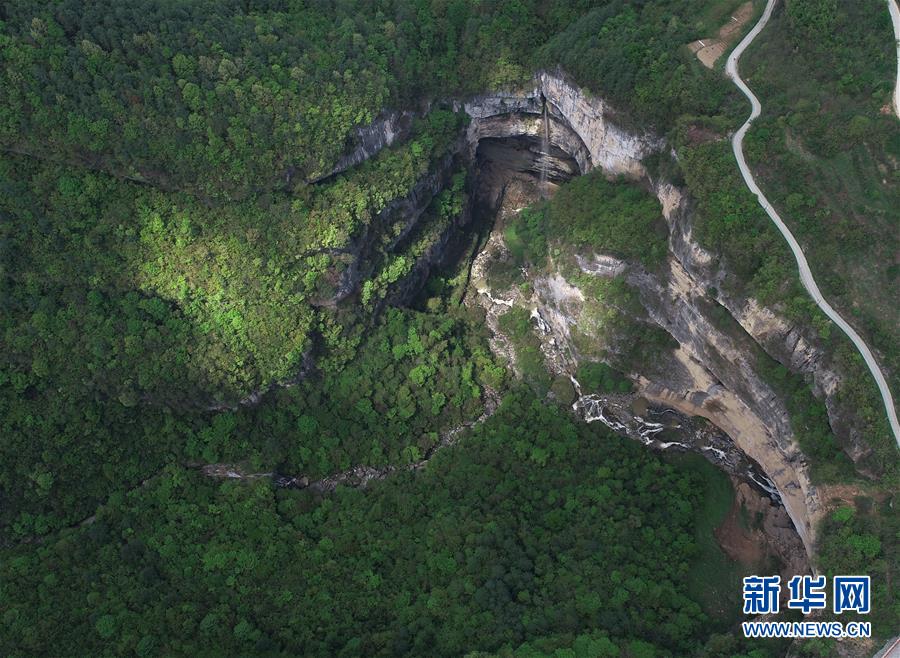 （XHDW·图文互动）（4）垂直总高340米 探秘中国西北部的神秘天坑