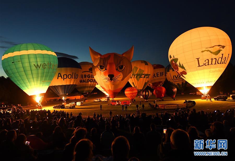 （国际）（1）德国波恩举行热气球节
