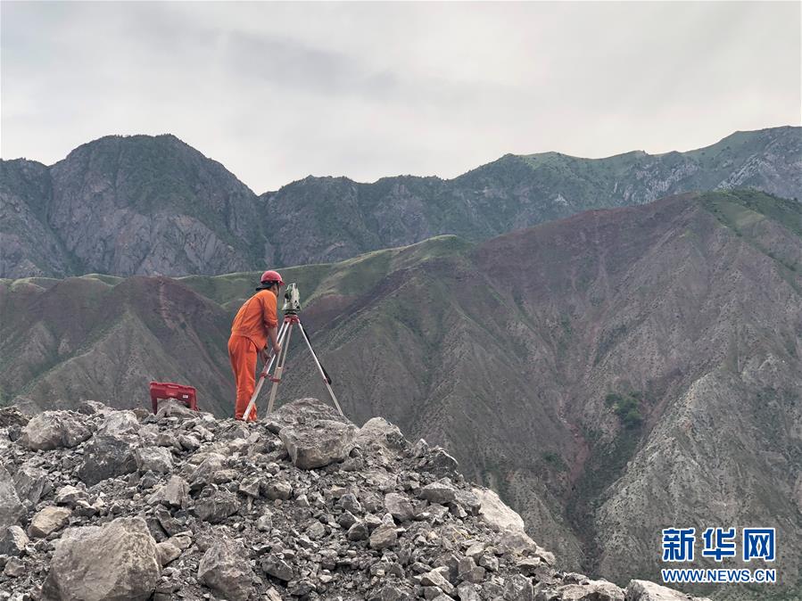 （习近平出访配合稿·图文互动）（7）通讯：雪山脚下有条“中国路”