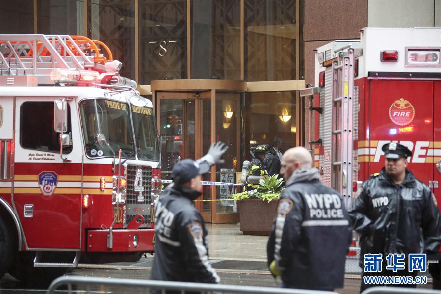 （国际）（3）一直升机在纽约曼哈顿一大厦楼顶坠毁　飞行员丧生