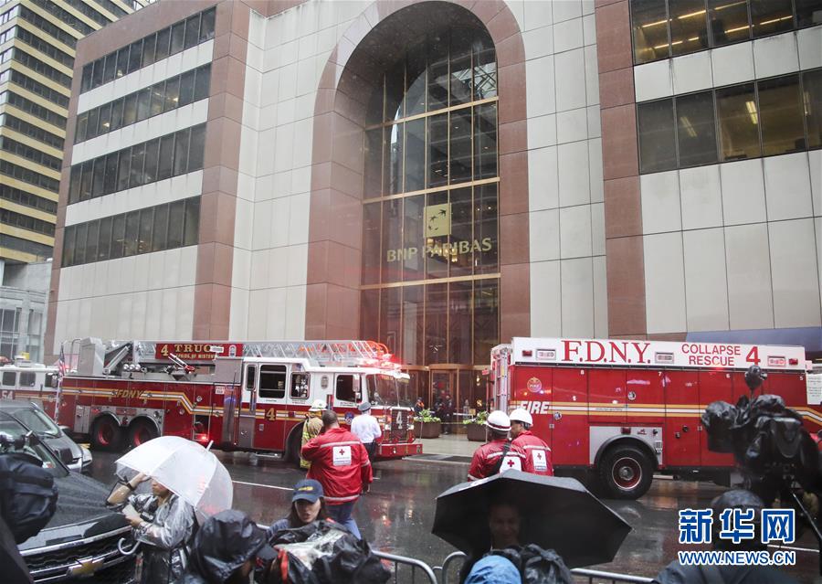 （国际）（4）一直升机在纽约曼哈顿一大厦楼顶坠毁　飞行员丧生
