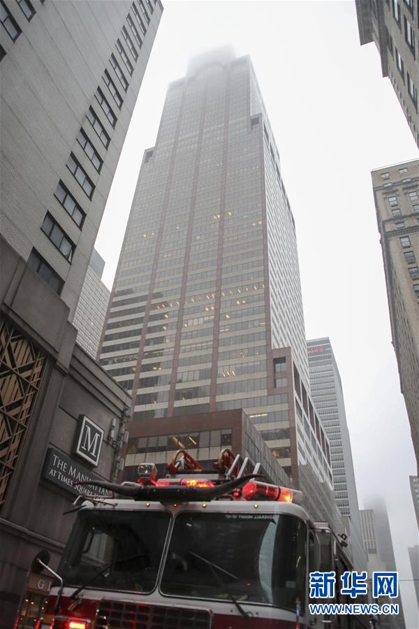 （国际）（1）一直升机在纽约曼哈顿一大厦楼顶坠毁　飞行员丧生