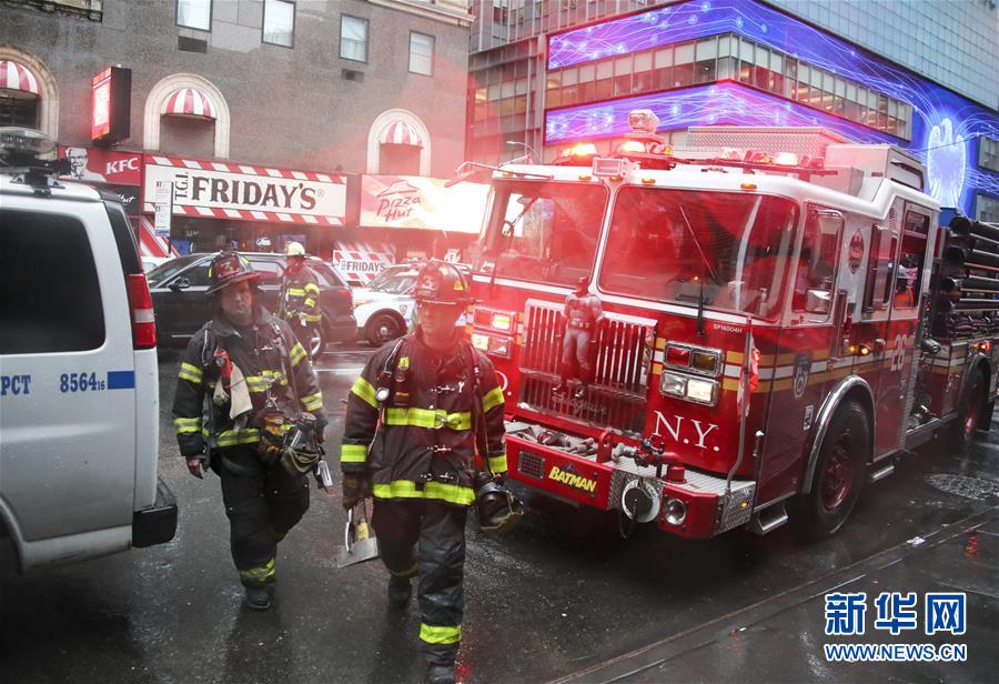 （国际）（5）一直升机在纽约曼哈顿一大厦楼顶坠毁　飞行员丧生