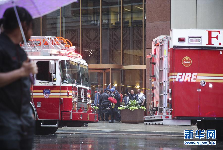 （国际）（8）一直升机在纽约曼哈顿一大厦楼顶坠毁　飞行员丧生