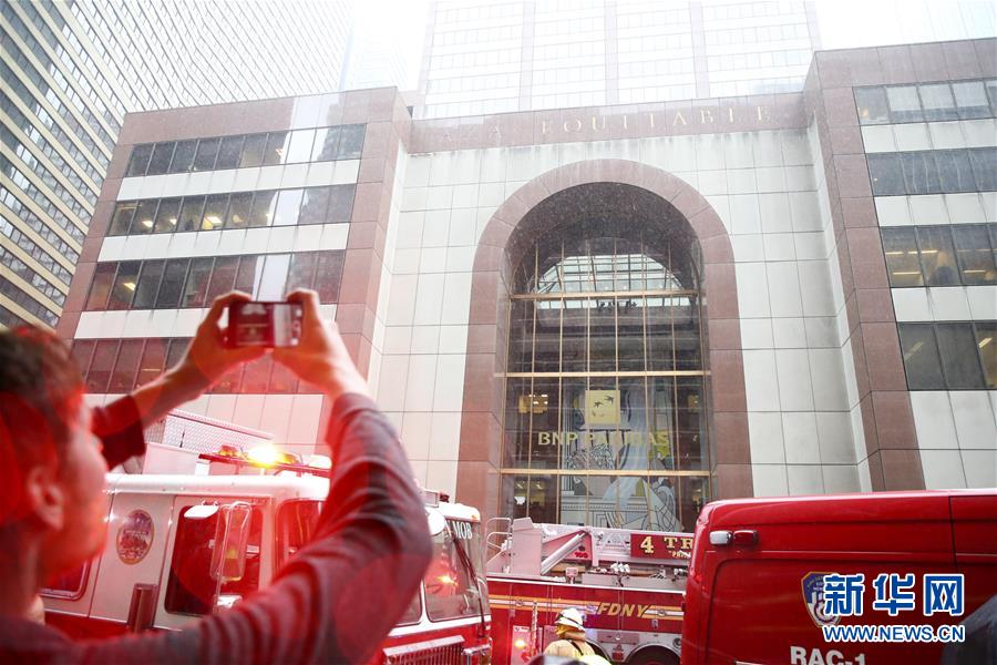 （国际）（7）一直升机在纽约曼哈顿一大厦楼顶坠毁　飞行员丧生