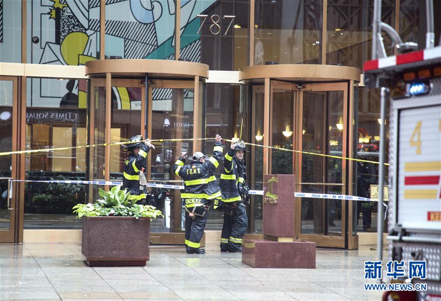 （国际）（9）一直升机在纽约曼哈顿一大厦楼顶坠毁　飞行员丧生