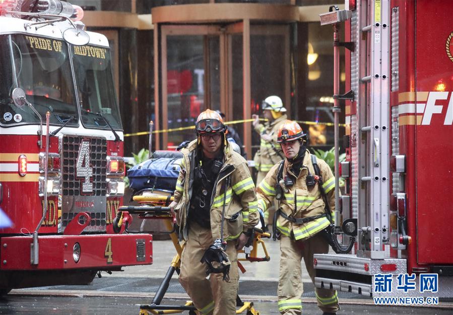 （国际）（6）一直升机在纽约曼哈顿一大厦楼顶坠毁　飞行员丧生