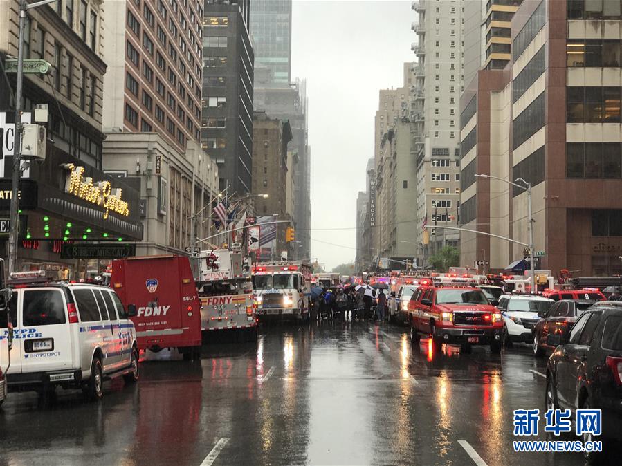 （国际）（11）一直升机在纽约曼哈顿一大厦楼顶坠毁　飞行员丧生