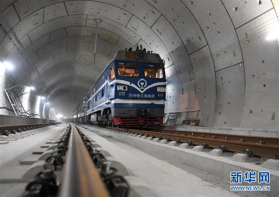 （经济）（4）我国首条智能高铁京张高铁全线轨道贯通