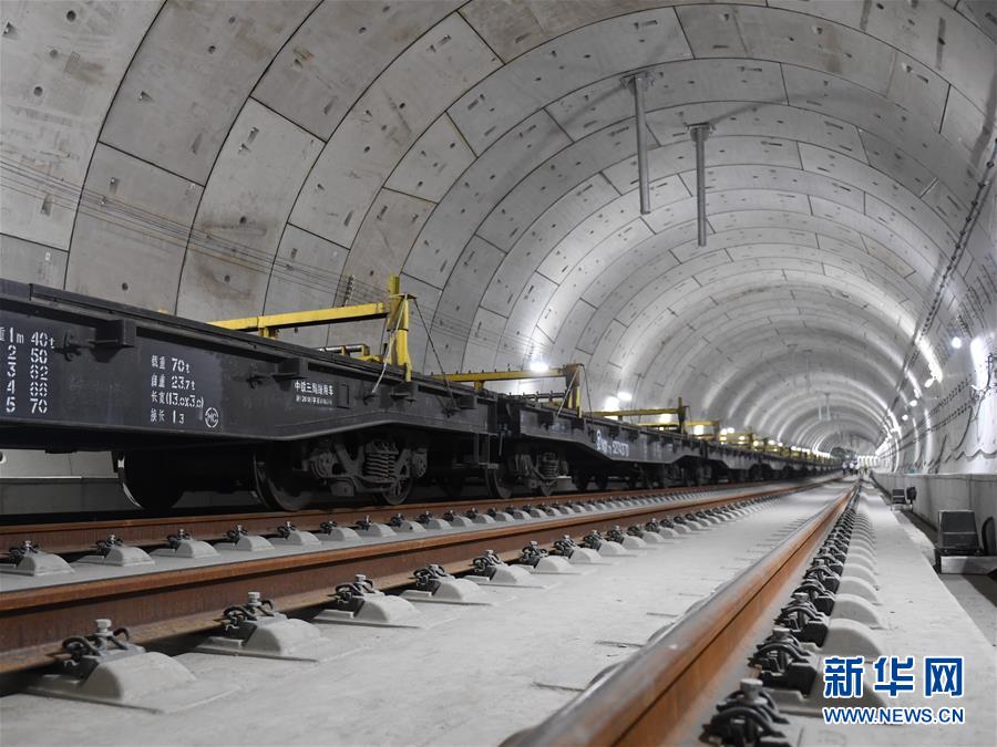 （经济）（5）我国首条智能高铁京张高铁全线轨道贯通