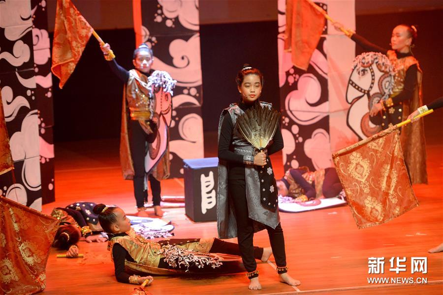 （国际）（1）马来西亚学生用马来语演出《三国演义》舞台剧
