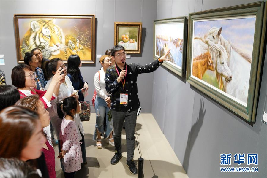 （文化）（1）国际油画展“添彩”中俄博览会